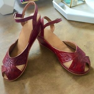 Vintage style 1950s red tooled leather wedges 8.5N